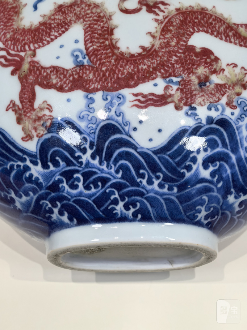 清乾隆 青花釉里红龙纹抱月瓶 - 图18